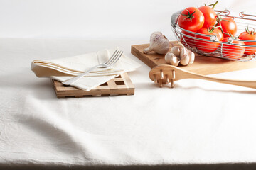 Menaje cocina  y cesta con tomates. Kitchenware and basket with tomatoes.