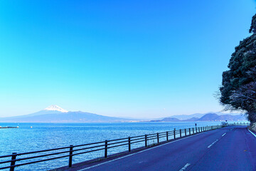 Obraz premium 【静岡県】冠雪した富士山と駿河湾