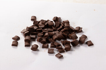 chocolate negro en trozos sobre fondo blanco. dark chocolate in pieces on white background.