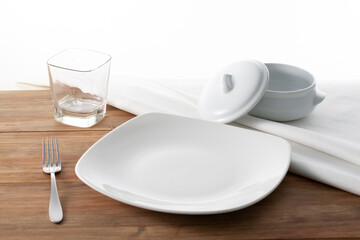 Loza blanca, cuencos bols y platos.  White earthenware, bowls and plates.