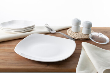 Loza blanca, cuencos bols y platos. White earthenware, bowls and plates.