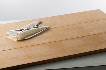 Cubiertos en tabla de roble. Cutlery in oak table.