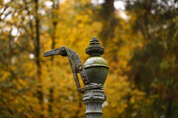 Stary hydrant, studnia na tle jesiennych drzew