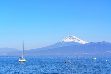 【静岡県】冠雪した富士山と駿河湾