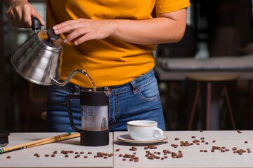 Mujer preparando café  filtrado