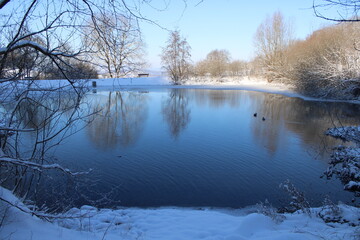 Winterlandschaft mit See