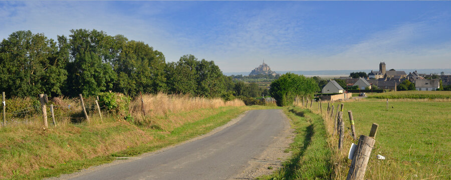 Panoramique le Mont-Saint-Michel (Ardevon 50170 Pontorson) au bout de la route, département de la  Manche en région Normandie, France