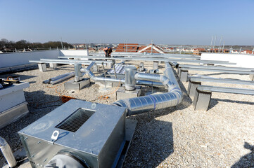 gaines de ventilation sur un toit - 416027218