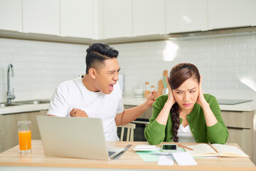 Obraz premium A man complains to the woman at home