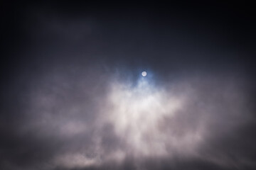 Obraz premium Sonne versteckt sich hinter den Wolken und dem Nebel und schaut etwas hervor
