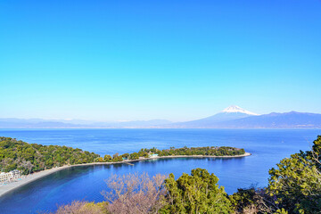 Fototapeta premium 【静岡県】大瀬崎と駿河湾越しに見る富士山