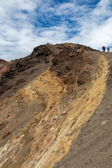 Randonneurs sur un cratère volcanique du parc de Tongariro, Nouvelle Zélande