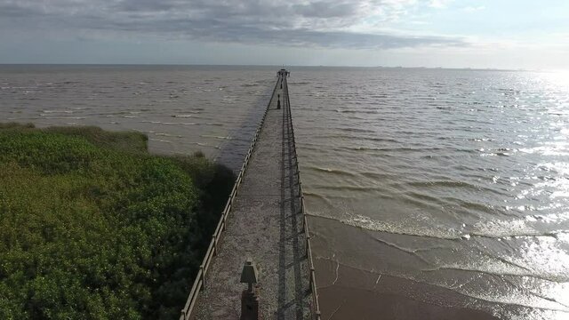 El agua del rio de Punta Lara Buenos Aires Argentina. Recorrida del muelle sobre el rio