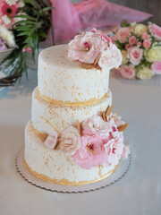 Obraz na płótnie Canvas Beautiful large wedding cake with flowers. Sweets