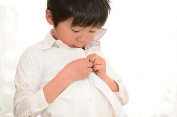着替える子供