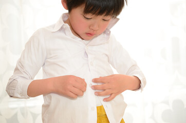 着替える子供