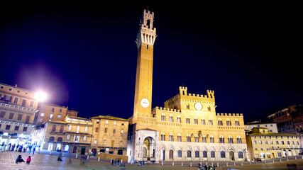 Obraz premium Piazza del Campo a Siena di Notte