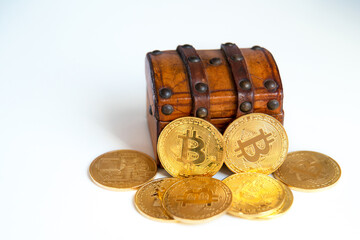 Schatztruhe mit Bitcoin Münzen, (Symbolbild)