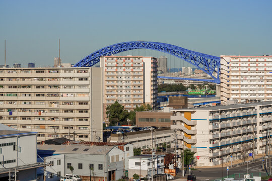 住宅と工場が混在する街に現れた巨大なラーメン構造の橋