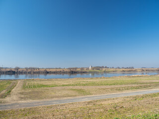 早春の茨城県境町の利根川河川敷の風景