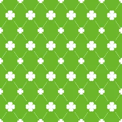 Behang Groene vier klaver blad naadloze patroon vectorillustratie. Shamrock met argyle stippen op groene achtergrond. © Farosofa