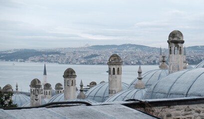 Obraz premium Aerial view of Karakoy quarter on bank of Golden Horn bay from side of Suleymaniye Mosque in Fatih district, Istanbul, Turkey. Perfect content for posters or advertising banners, creative projects.