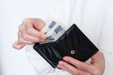 財布からお金を出す手元