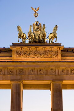Quadriga on Brandenburger Tor (Brandenburg Gate) illuminated at night in Pariser Platz, Berlin, Germany, Europe