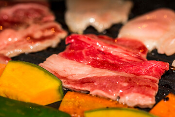 焼肉。鉄板の上で焼かれる肉。