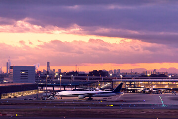 Fototapeta premium ジェット機と夕景