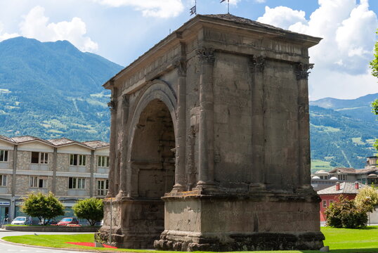 Arch of Augustus, Aosta, Aosta Valley, Italian Alps, Italy, Europe