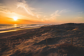 Fototapeta na wymiar 砂丘と綺麗な夕日の風景
