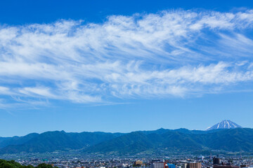 Fototapeta premium 富士山と町並み