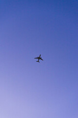 飛行機と夕焼け空