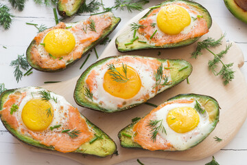 Awokado nadziewane wędzonym łososiem i jajkiem