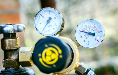 Reducer with pressure gauge.