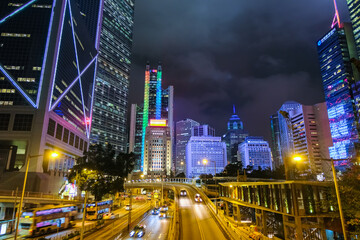 Fototapeta premium 香港 中環（セントラル） 高層ビル群 夜景 曇天