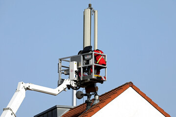 mobilfunkmast für 5g netz wird montiert