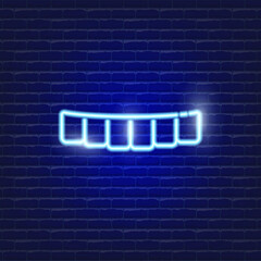 Obraz premium Dental tray for teeth whitening neon icon. Sign for dentistry clinic. Orthodontics concept.