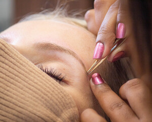 woman making eyebrow