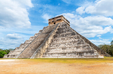 Fototapeta na wymiar Kukulkan maya pyramid, Chichen Itza, Mexico.