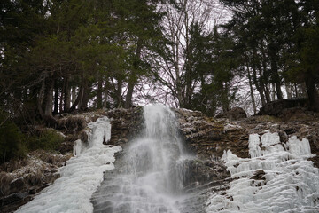 Wasserfall bei Bergen im Winter