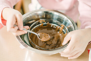 手作りチョコレート。女の子。