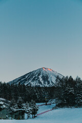 頂上が赤い冬の富士山