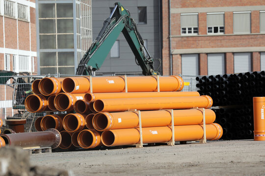 rohre auf einer baustelle f&uuml;r ein neubaugebiet