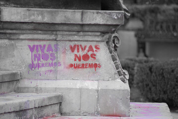 Base de estatua con grafiti de movimiento feminista ocurrido en el centro de Muerétaro, México, la frase de 