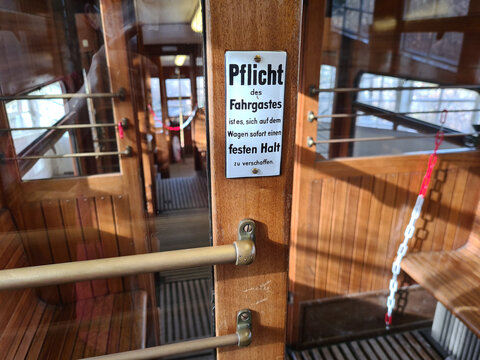 schild in einem wagen der standseilbahn in stuttgart
