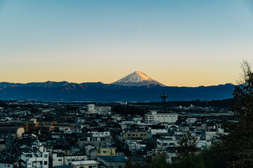 富士山と街。山梨県韮崎市。