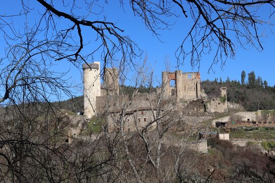 Les ruines du ch&acirc;teau de Rochebaron, construit au 15 &egrave;me si&egrave;cle,  vue de l'ext&eacute;rieur, ville de Bas en Basset, d&eacute;partement de Haute Loire, France