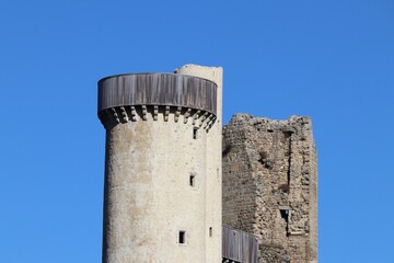Les ruines du ch&acirc;teau de Rochebaron, construit au 15 &egrave;me si&egrave;cle,  vue de l'ext&eacute;rieur, ville de Bas en Basset, d&eacute;partement de Haute Loire, France